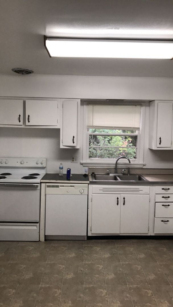 Building Photo - 4 Bedroom Home Avail August 2025!  Monthly...