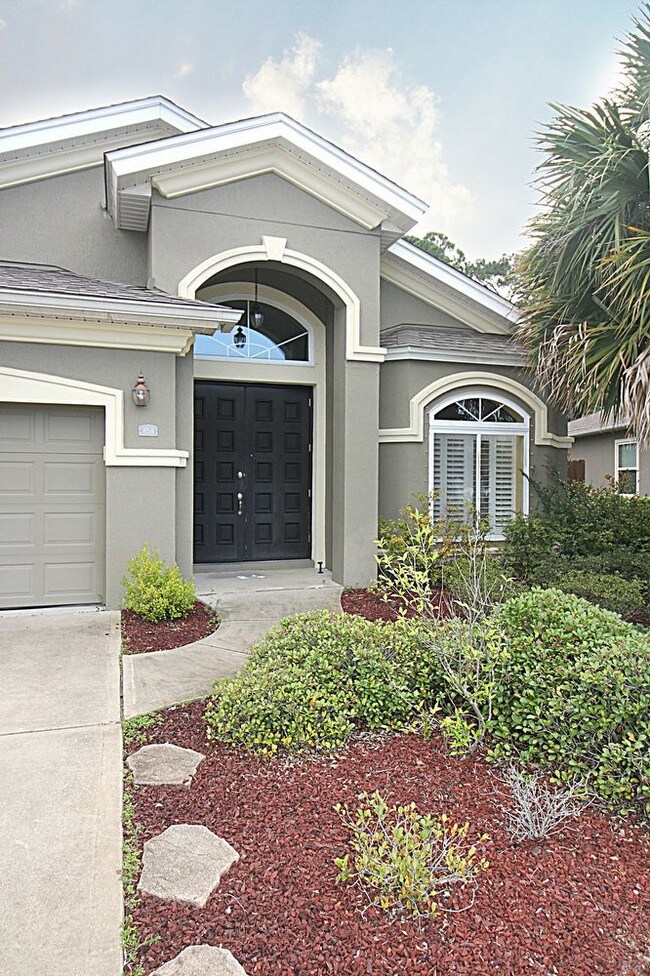 Building Photo - Gorgeous Home With A Pool In Mary Esther