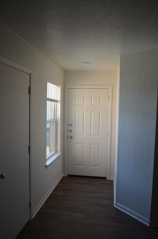 Foto del edificio - 400 Elbert Ln