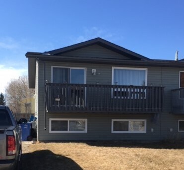 Photo du bâtiment - 4 Bed 2 Bath Unit in Didsbury, AB