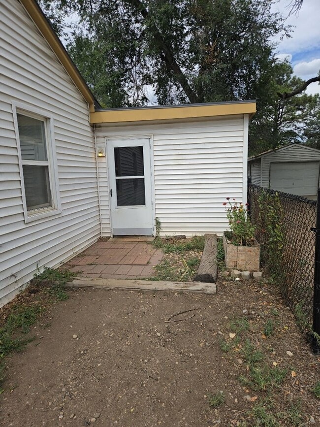 Building Photo - 1122 W Myrtle St