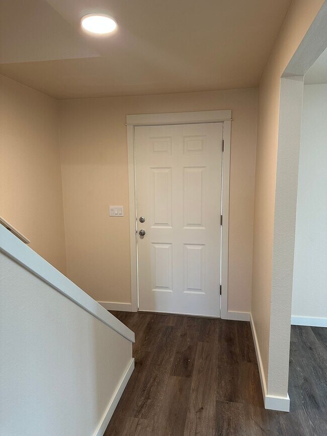 Foto del edificio - Beautifully updated 3 bedroom 1.5 bath dup...