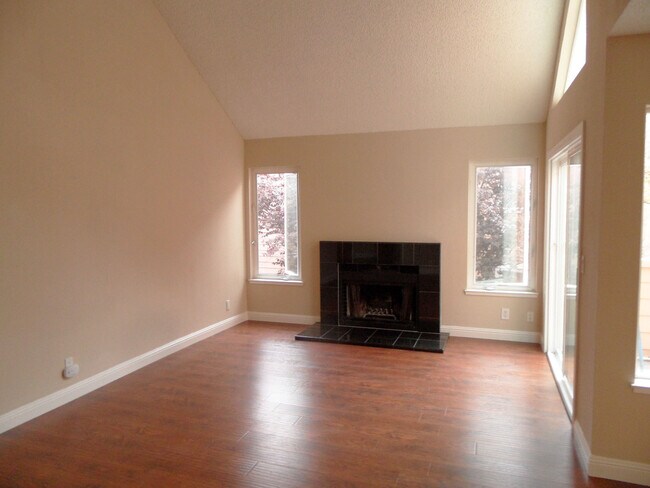 Foto del edificio - 3 bed/2 bath Upstairs condo! Hardwood floor, full kitchen, washer/dryer