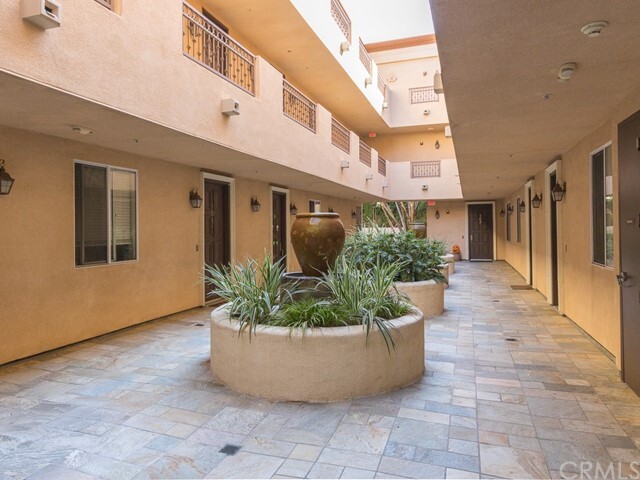 Building Photo - 1444 S Point View St