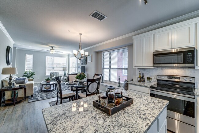 Building Photo - 301 E Lamar St