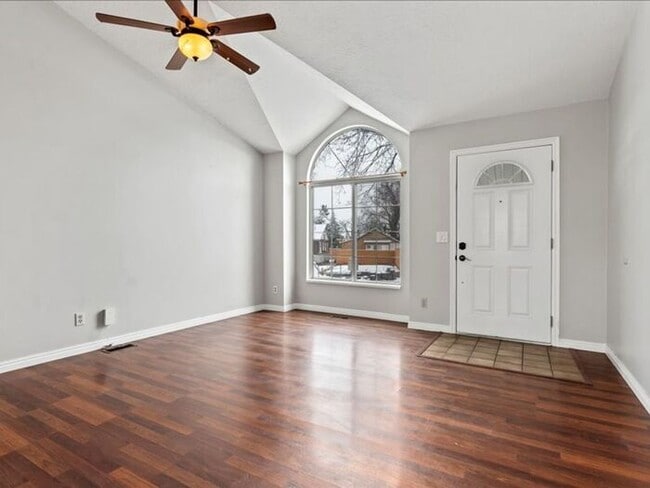 Building Photo - Salt Lake 3 bed 2 bath Family home