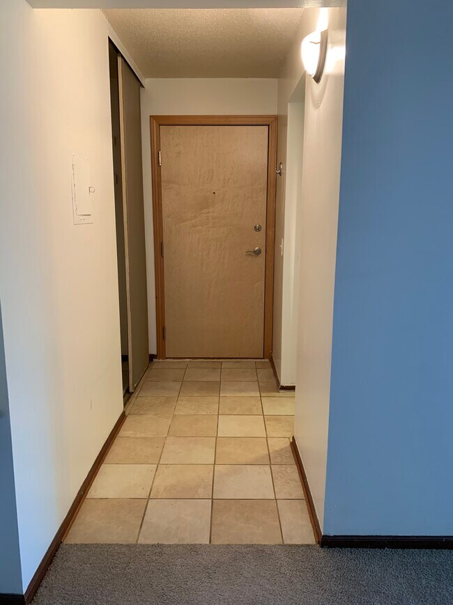 Puerta principal - 4508 Cedar Lake Rd S