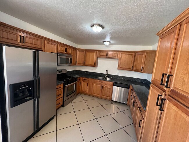 Foto del edificio - Move-In Ready Beauty with Granite Kitchen, Stainless Steel Appliances & Expansive Backyard