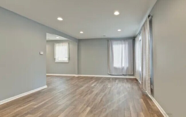 Building Photo - 642 E Rockland Rd
