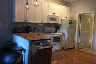 Kitchen - 105 Lakeside Dr