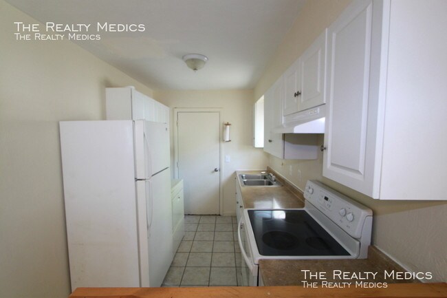 Building Photo - 627 Tanglewood St