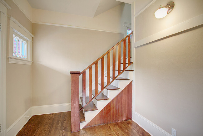 Building Photo - 567 Valley St