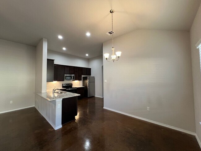 Building Photo - Luxury 3/2 Duplex in Seguin, Texas
