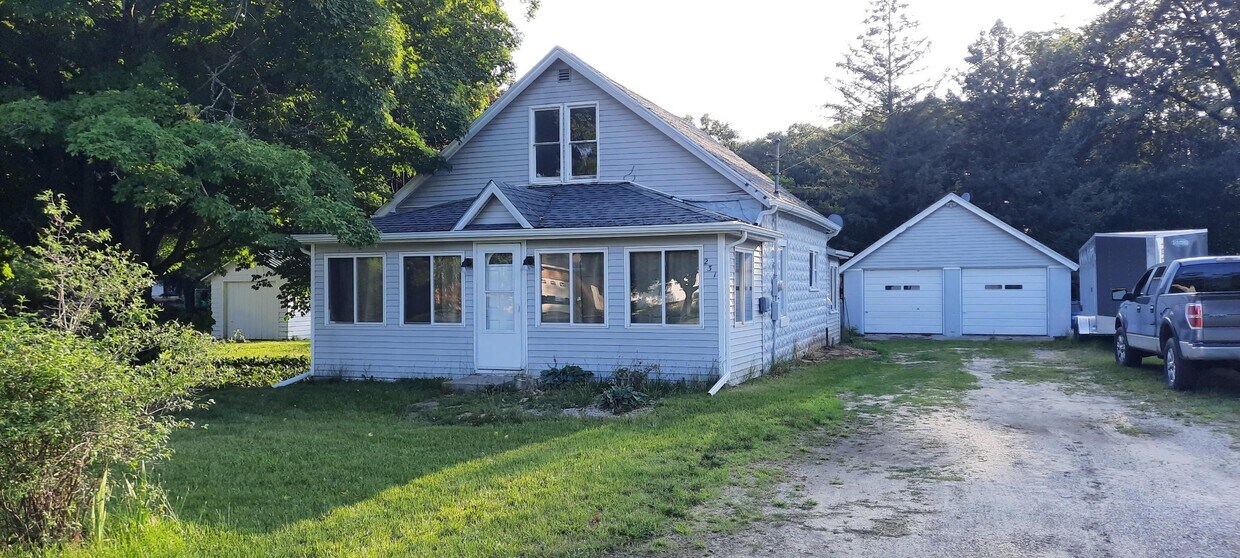 Primary Photo - 231 S Barton St