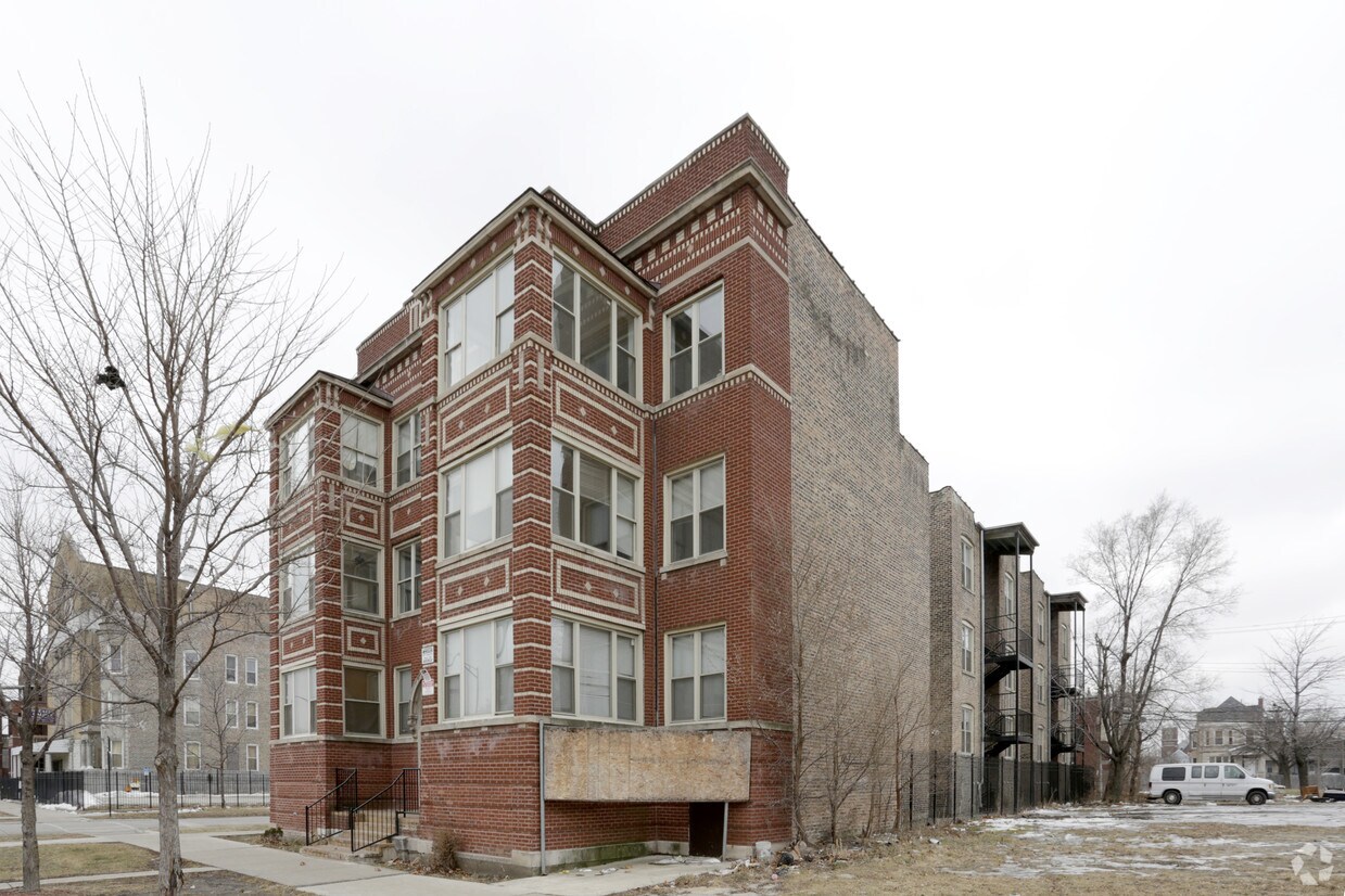 Building Photo - 18 UNITS /// LAWNDALE