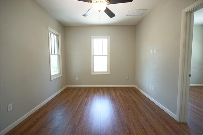 Building Photo - 1901 W Bristol Ave