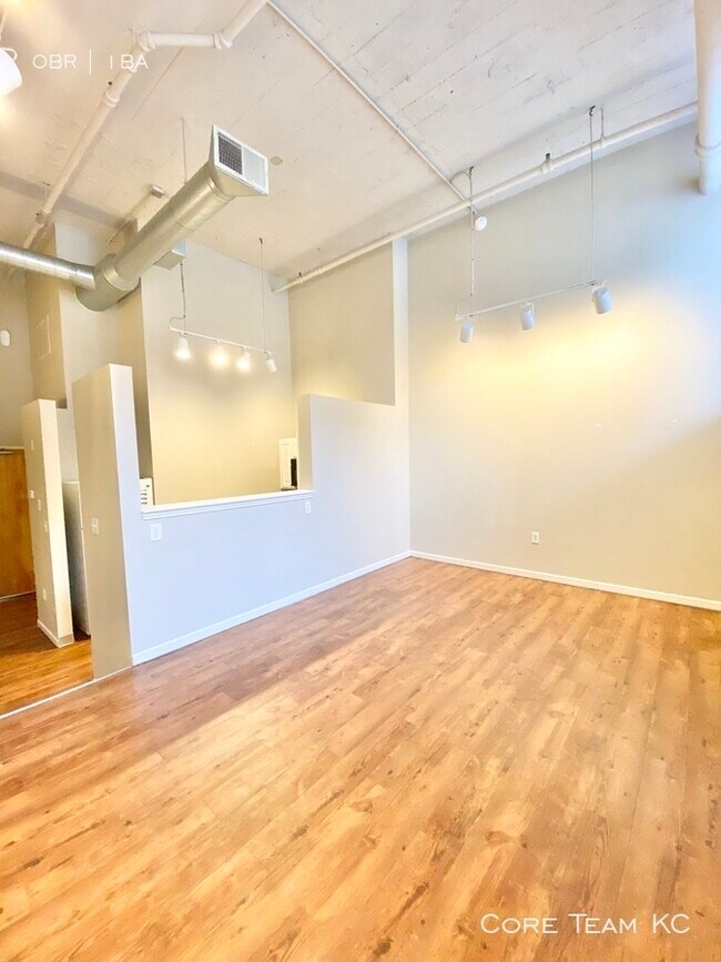 Foto del edificio - Studio For Rent in the West 7th St. Lofts!
