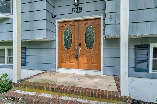 Building Photo - 518 River Dr