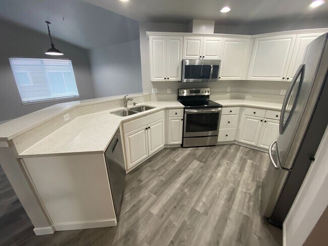 Foto del edificio - 2 Bedroom with a Den, 1-car oversized detached garage, DuPont Condo