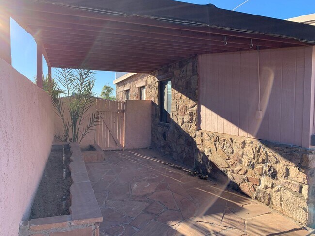 Building Photo - FULL TIME RENTAL 2 Bedroom, 1 Bath in Park...