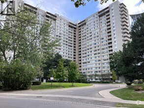 Building Photo - 3590-3590 Kaneff Crescent