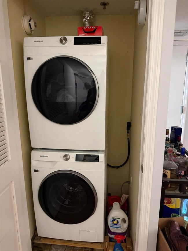 Building Photo - 528 Garden St