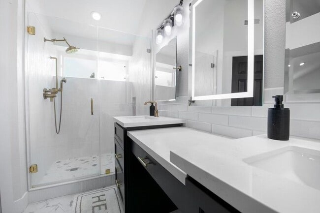 Building Photo - 2457 Calle Montella