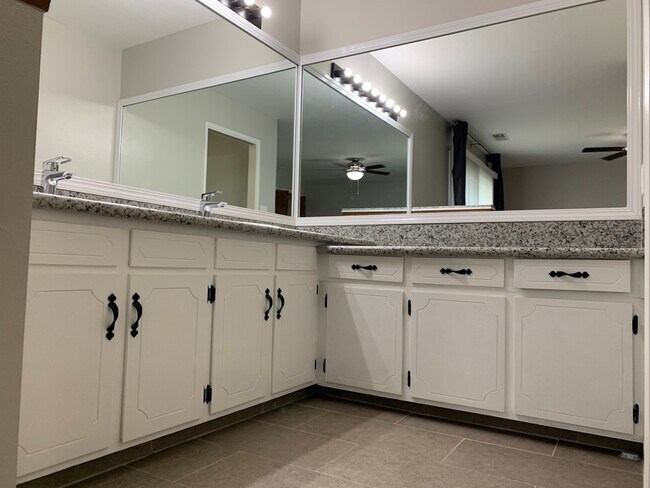 Building Photo - Charming SW Visalia home in a great neighb...