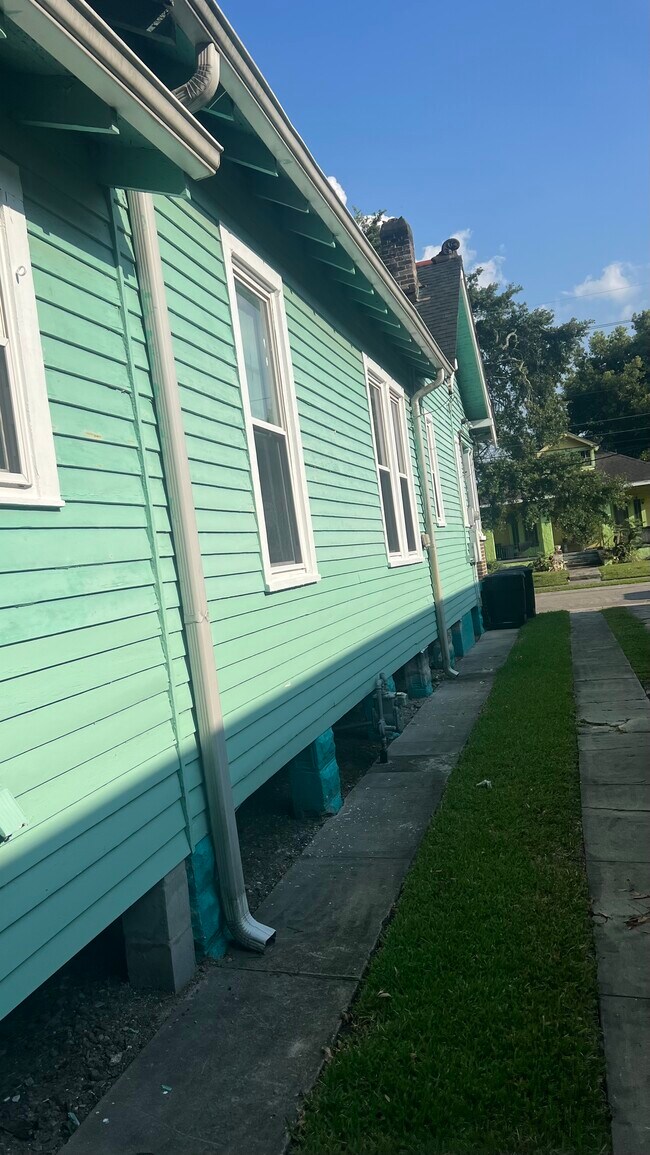 Lado - 2537 Jasmine St