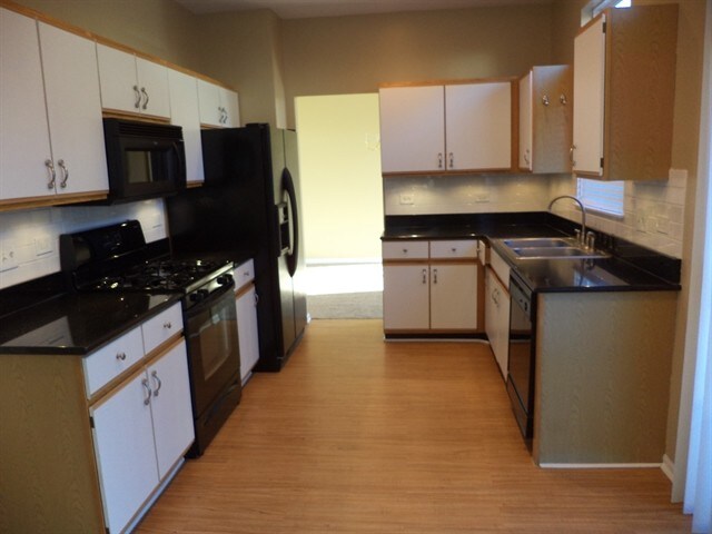 Building Photo - 341 S Clearview Circle