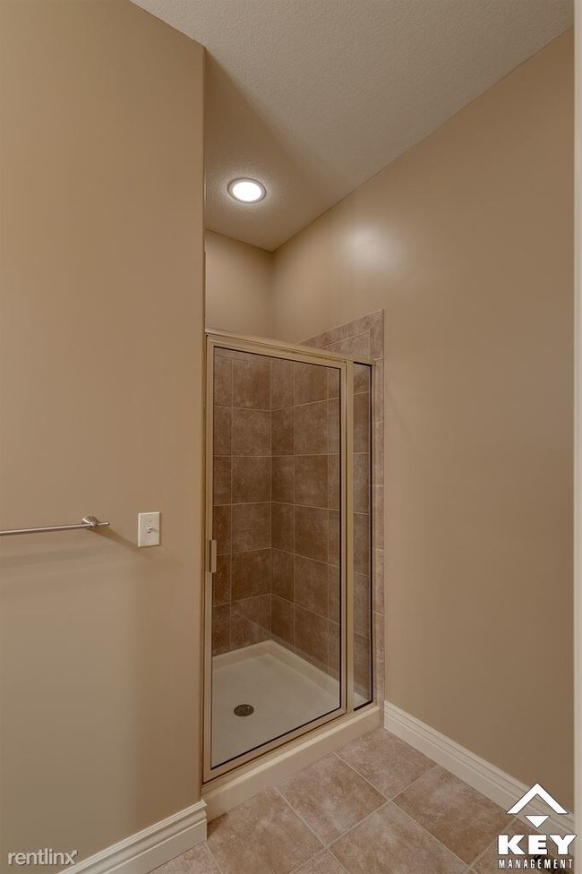 Building Photo - 2 br, 3.5 bath Townhome - 136 N Rutan St