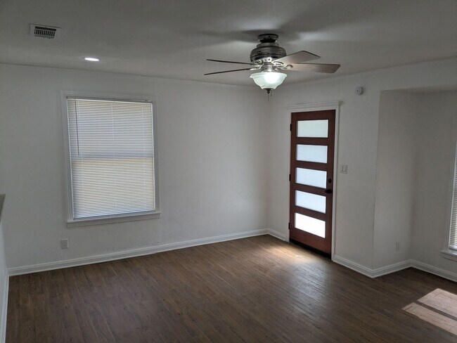 Building Photo - Fully Remodeled 2 Bed 1 Bath
