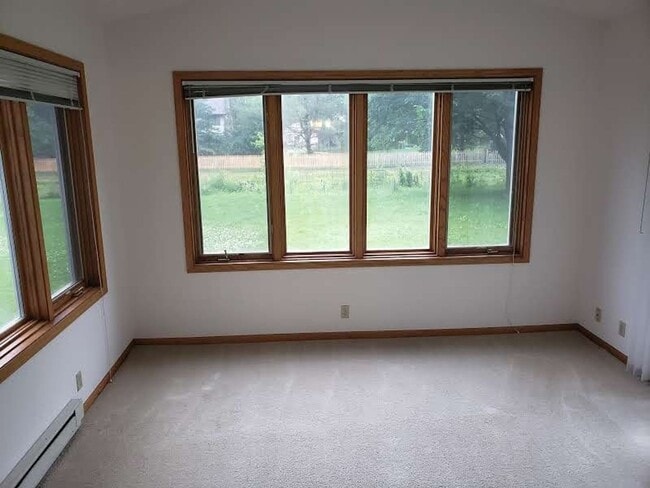 Foto del edificio - Spacious 3 bedroom, 2 1/2 bath Duplex