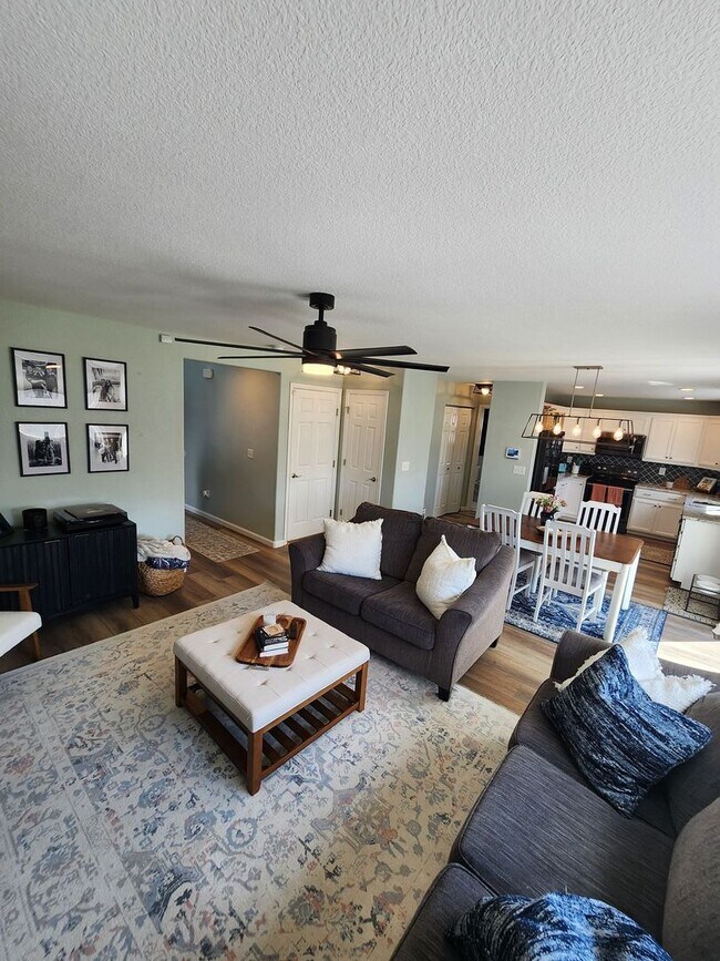 Foto del edificio - Beautiful 2-Story Home with Finished Basem...