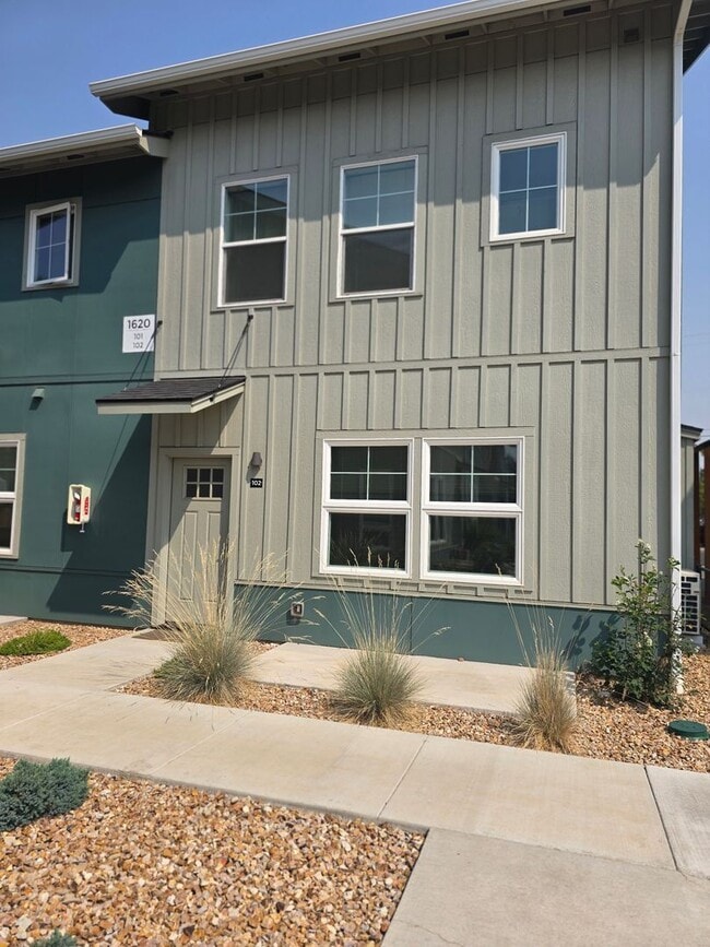 Building Photo - 1620 SW Juniper Ave