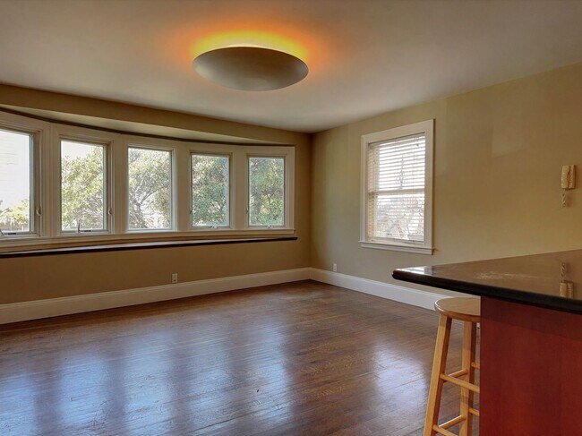Building Photo - Charming 1 Bed, 1 Bath Cole Valley Condo -...
