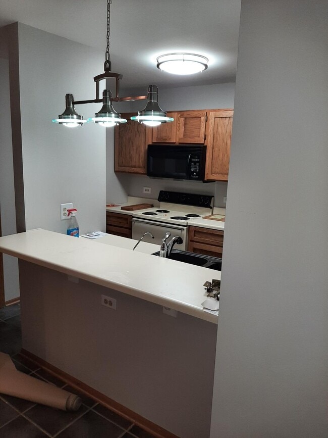 breakfast bar - 1375 Cunat Ct