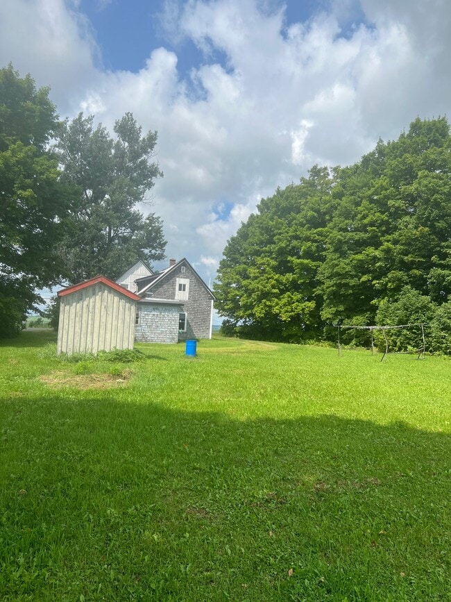 Building Photo - 871 Madawaska Rd