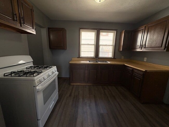 Building Photo - Large 4-Bedroom Home in University Park Near Downtown Akron