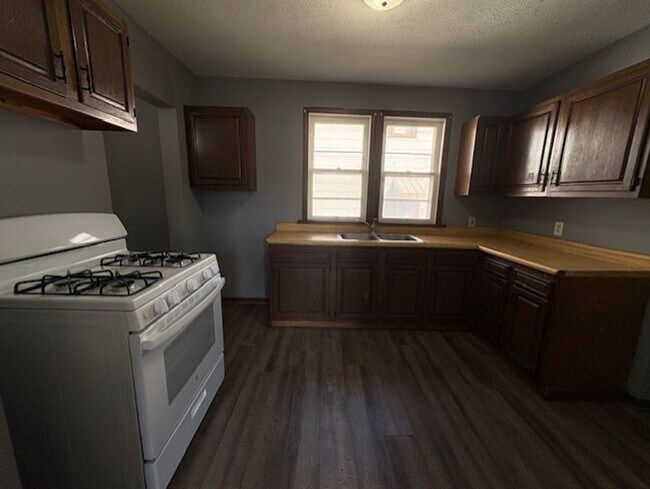 Foto del edificio - Large 4-Bedroom Home in University Park Near Downtown Akron