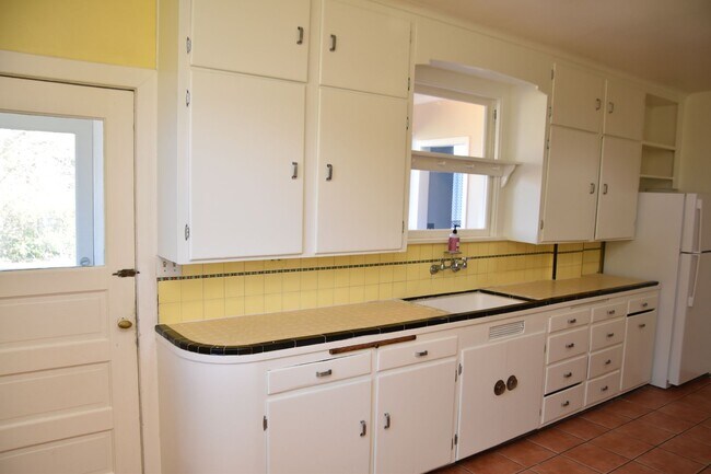 Foto del edificio - 3 Bedroom 1.5 Bath Hilltop 2 Story Home