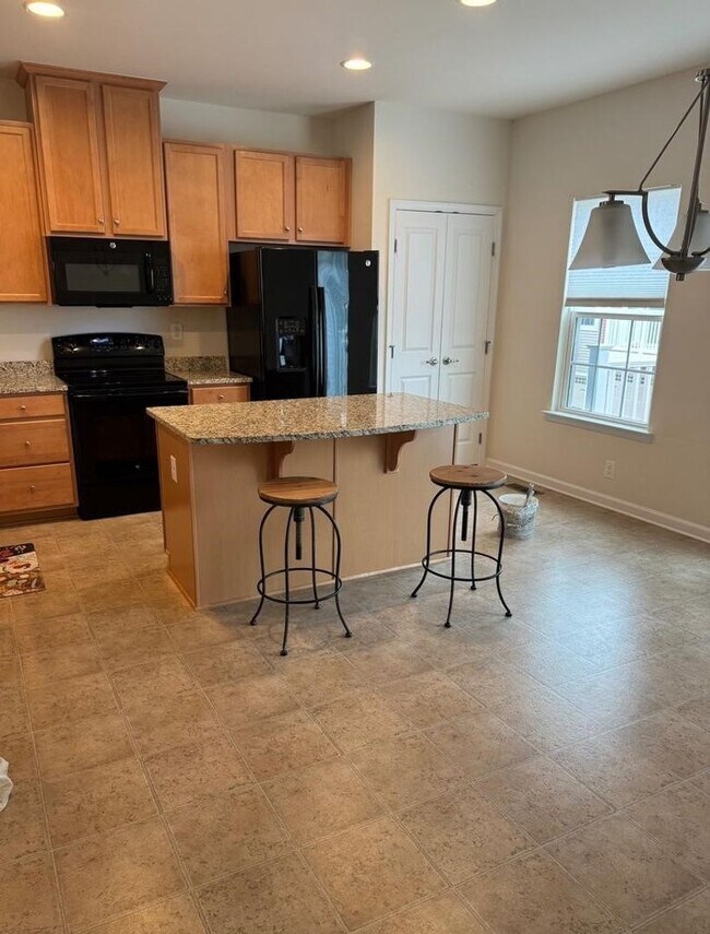 Building Photo - Great Location for This Newer Townhome
