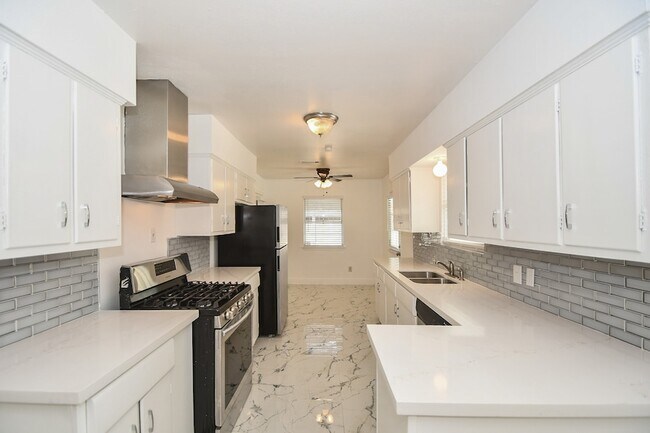 Foto del edificio - 5330 Windswept Ln