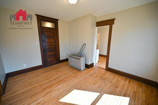 Building Photo - 205 N Maple St