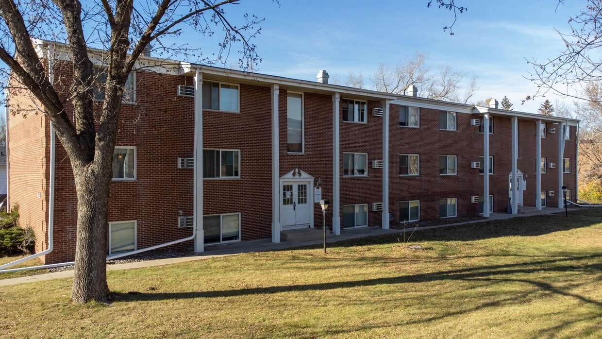 Primary Photo - Colonial Apartments