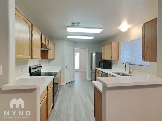 Building Photo - 634 N Quartz St