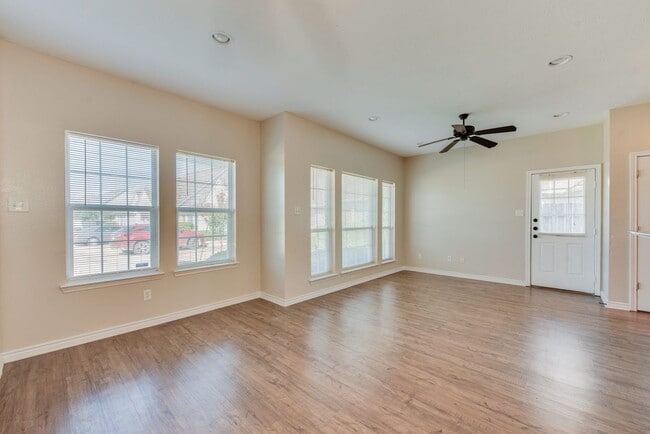 Foto del edificio - 3 Bed + 3 Bath - Spacious Duplex