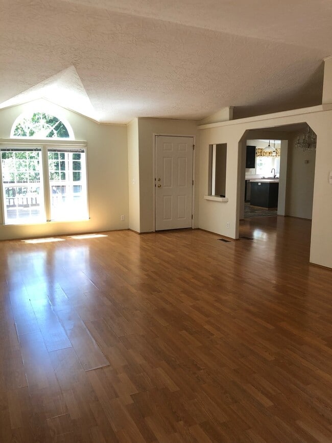 Foto del edificio - Spacious 3 bedroom home