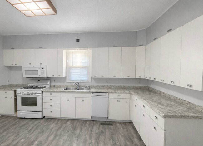 Foto del edificio - DINKYTOWN- Amazing Location! Affordable 6 Bedroom House for Sept Move In