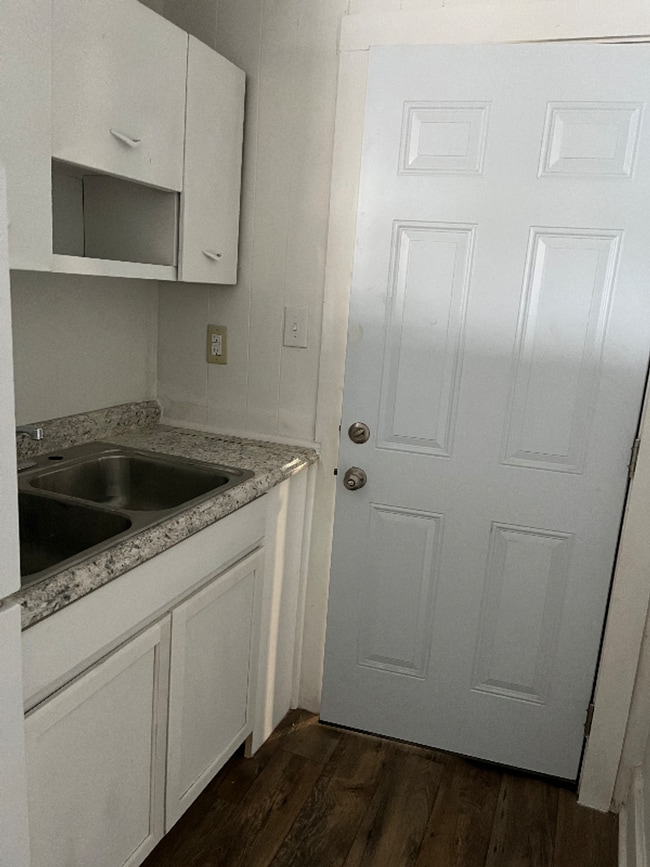 Building Photo - 713 W Adams St